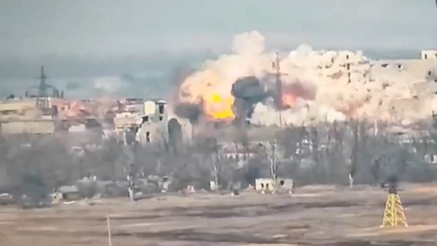 Cận cảnh quân đội Nga dội bom FAB-1500 xuống vị trí của Ukraine ở Donetsk