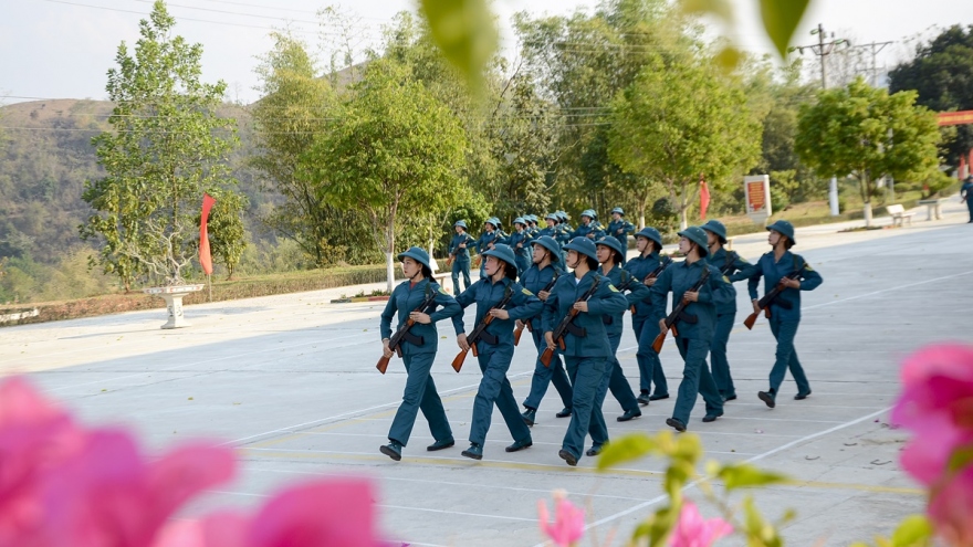 Những “bông hồng” miệt mài tập luyện diễu binh trên thao trường