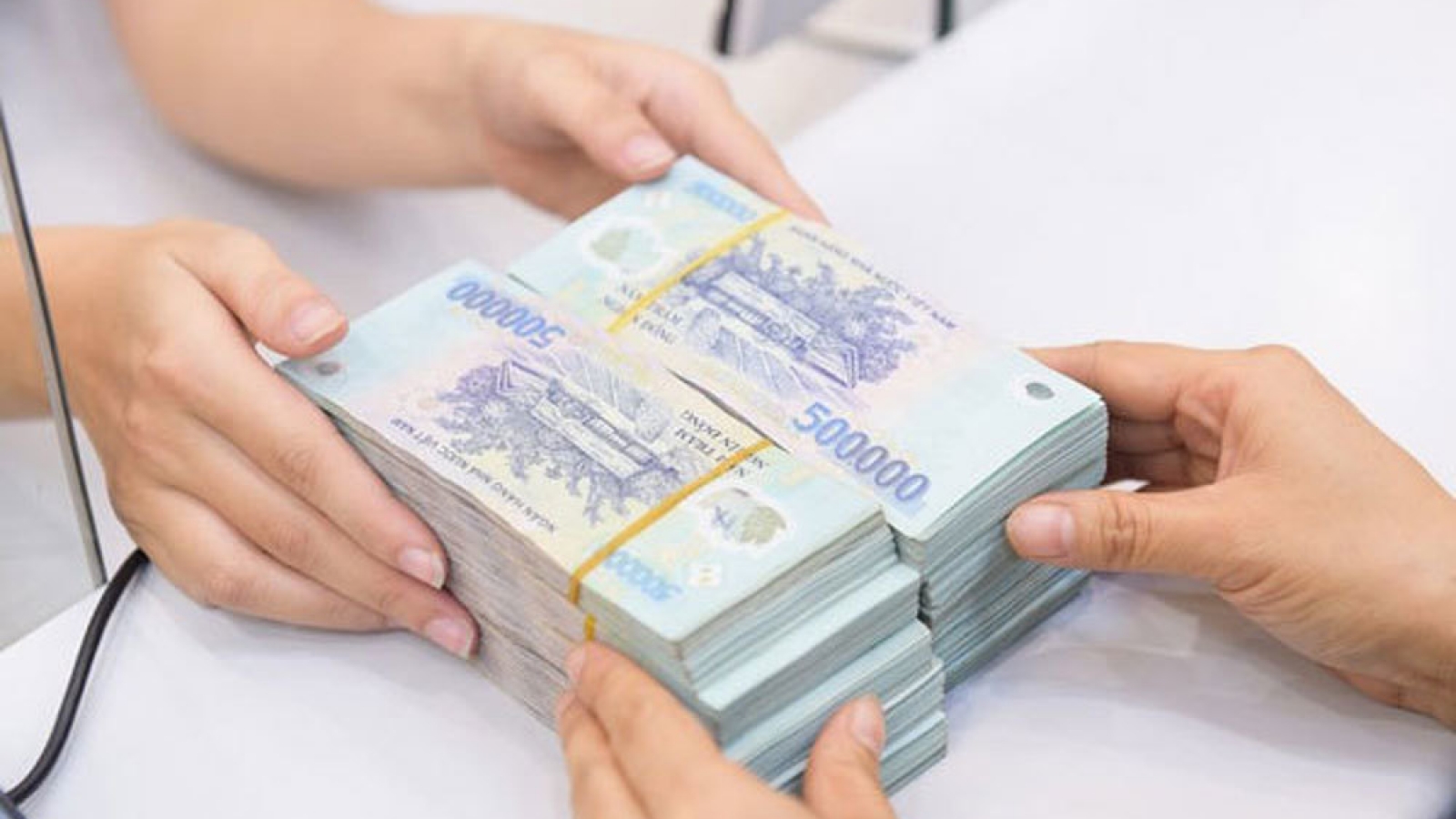 Tiền trong tài khoản bỗng "bốc hơi": Hệ thống ngân hàng có lỗ hổng?