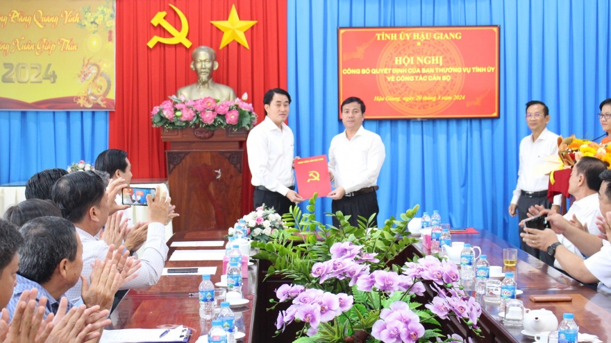 Ông Phan Vĩnh Lộc được giới thiệu bầu giữ chức Chủ tịch UBND thành phố Vị Thanh