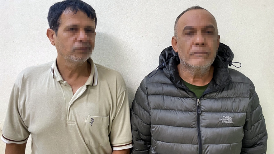 Two foreign men arrested for appropriating property