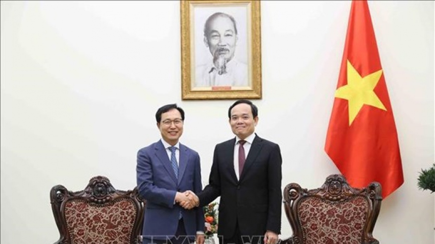 Deputy PM calls for Samsung's help in training semiconductor engineers