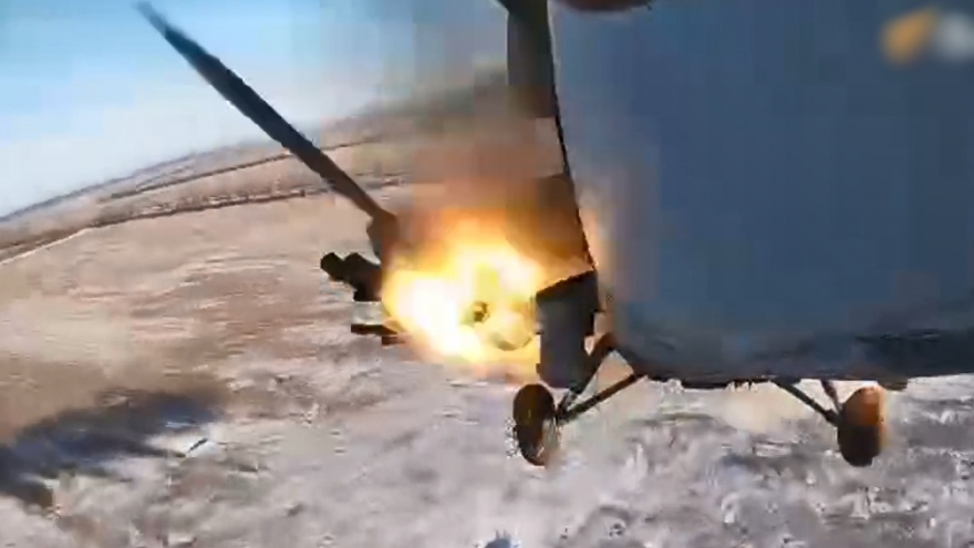 Trực thăng quân sự Nga nã rocket dồn dập vào đồn lũy và binh lính Ukraine