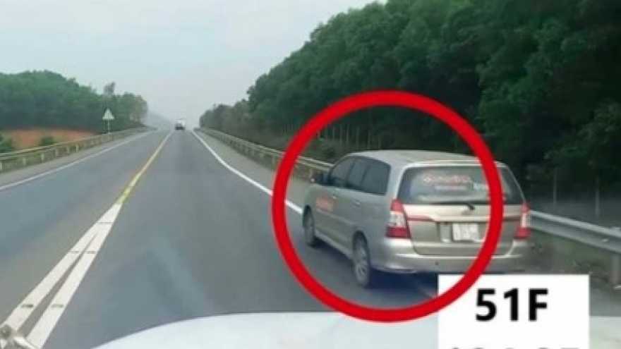 Xử phạt 5 triệu đồng lái xe vượt ẩu trên cao tốc Cam Lộ - La Sơn