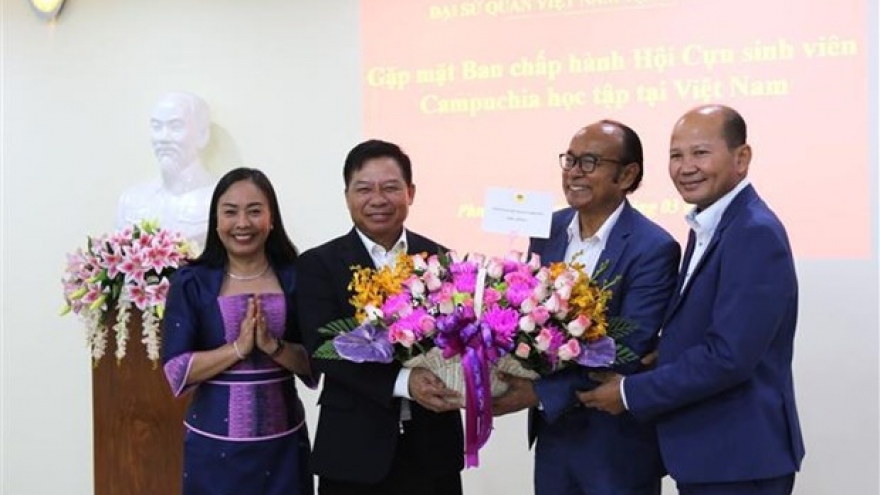 Alumni contribute to Vietnam-Cambodia relations