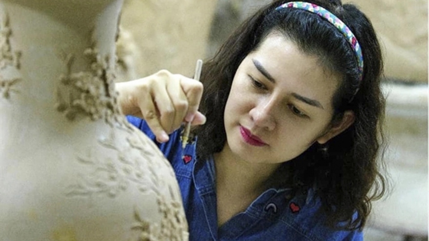 Nghệ nhân Vũ Như Quỳnh - người trẻ nặng lòng với gốm sứ truyền thống Bát Tràng