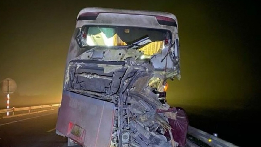 Xe khách đâm vào xe tải dừng đỗ trên cao tốc Cam Lộ - La Sơn làm 2 người tử vong