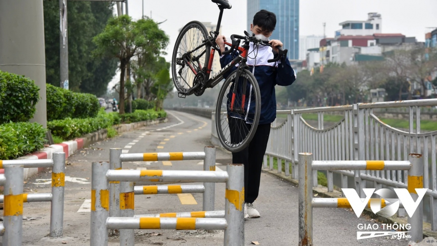 Đường dành riêng cho xe đạp: Muốn đi phải bê qua rào