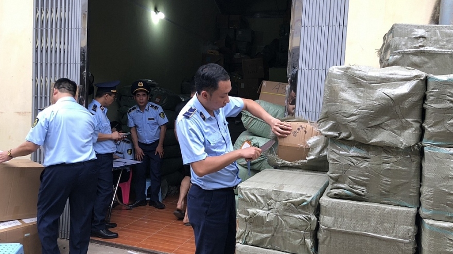 Phát hiện 2 kho hàng chứa hơn 40.000 sản phẩm nghi nhập lậu tại Lạng Sơn