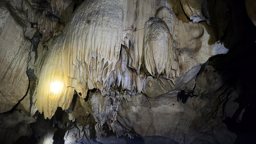 Khám phá hang động mới được phát hiện ở Thanh Hóa