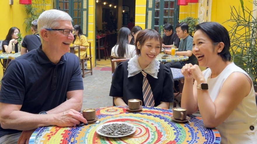 First busy day of Apple CEO Tim Cook in Hanoi