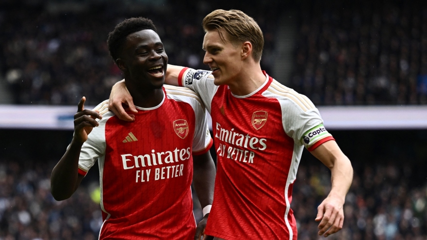 Thắng nghẹt thở Tottenham, Arsenal tiếp tục dẫn đầu Ngoại hạng Anh