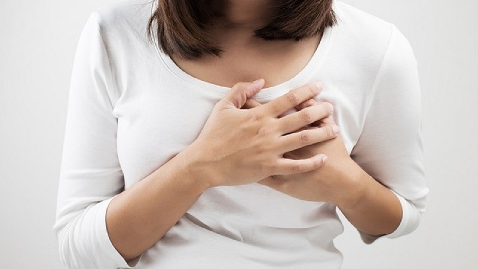 Cứ mỗi kỳ kinh nguyệt tôi lại đau buốt ngực trong thời gian gần đây