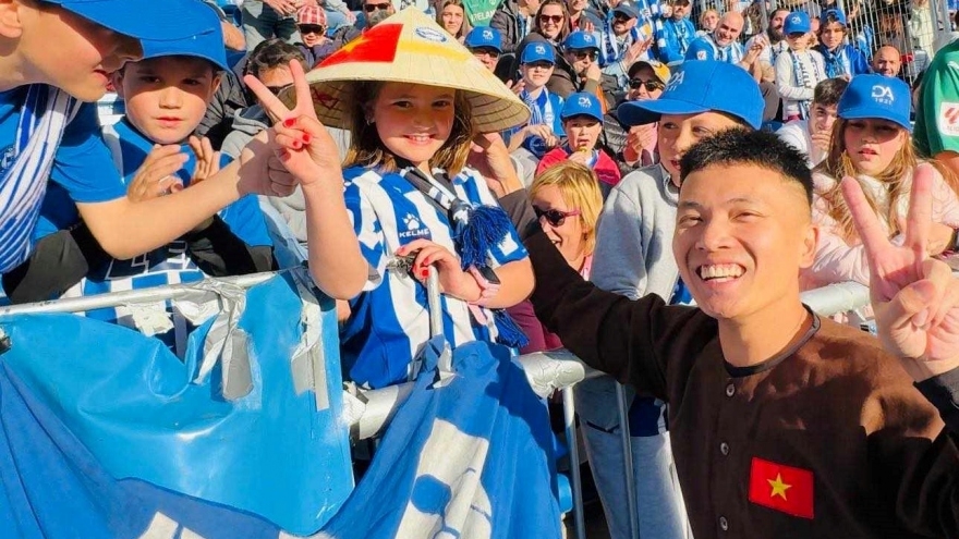 Vietnamese artist puts on impressive performance at Spanish football game