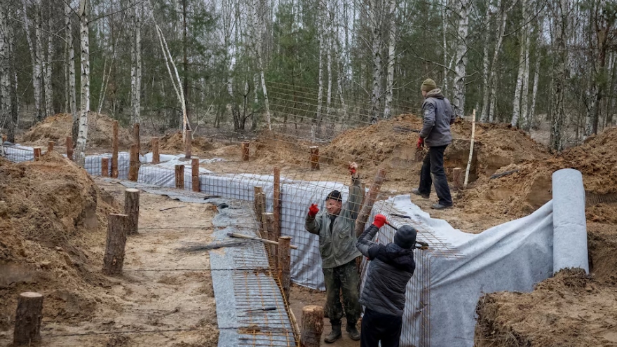 Ukraine dựng tuyến phòng thủ suốt ngày đêm để ngăn bước tiến của Nga