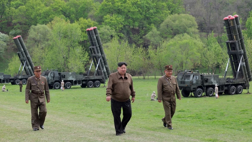 Nhà lãnh đạo Triều Tiên Kim Jong Un thị sát thử tên lửa phóng loạt