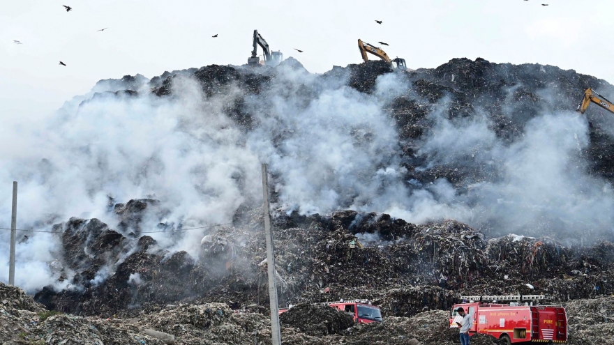 Thủ đô Ấn Độ ngạt thở trong khói độc vì cháy núi rác