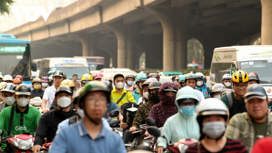 Hanoi arteries get gridlocked as people flock to hometown on holiday