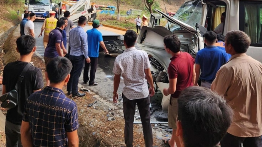 Xe bồn va chạm xe khách ở Điện Biên, 9 người bị thương