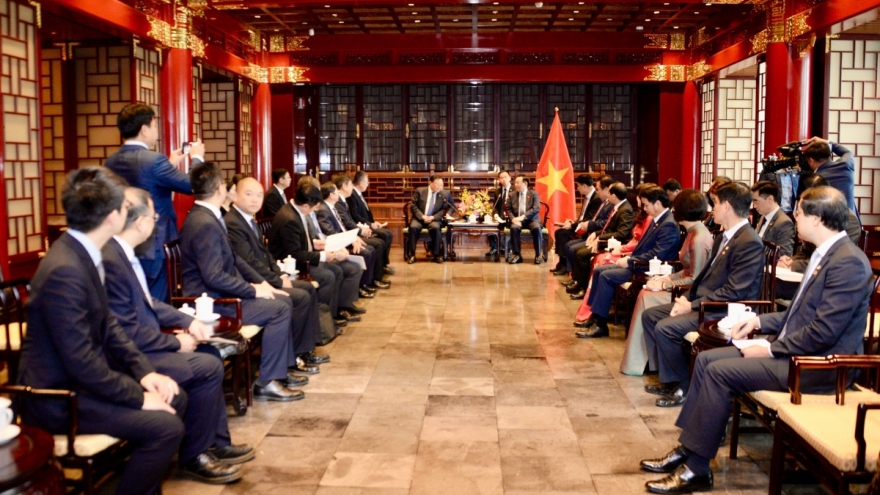 Top legislator receives heads of China’s leading corporations