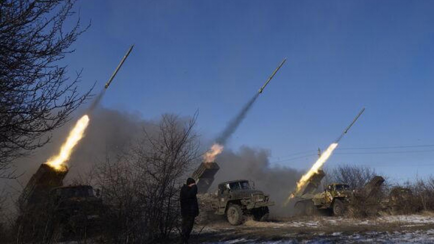Căn cứ Nga bị tấn công giữa lúc Mỹ chuyển vũ khí tầm xa cho Ukraine