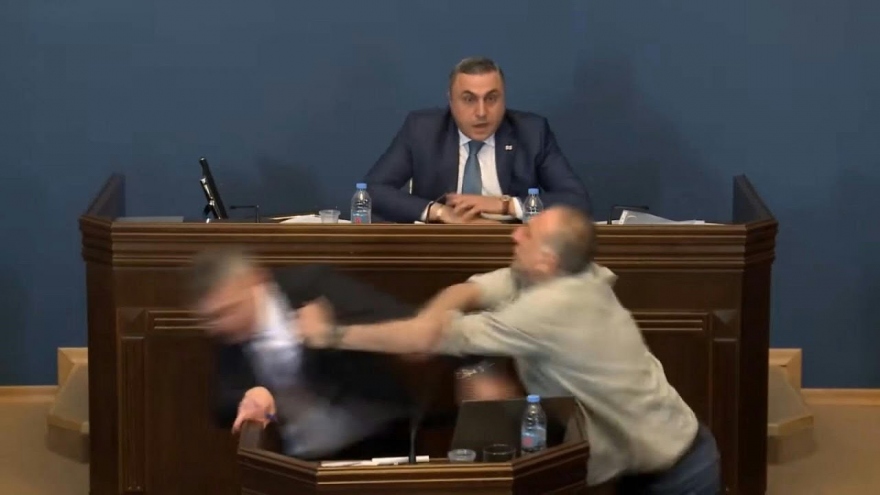 Nghị sĩ Gruzia ẩu đả giữa phiên họp quốc hội