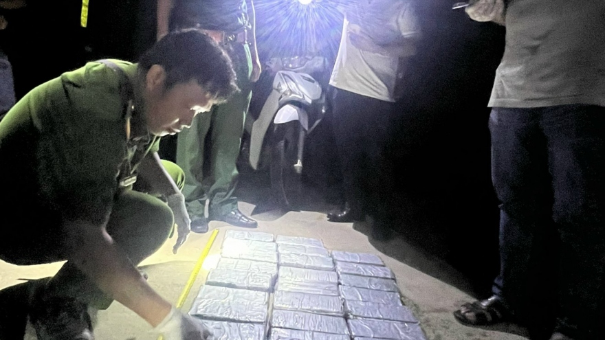 Tiếp tục phát hiện số lượng lớn nghi ma túy trôi vào bờ biển ở Tiền Giang