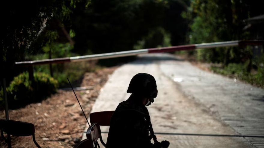 Quân đội Myanmar rút lui khi phe nổi dậy kiểm soát thị trấn biên giới Thái Lan