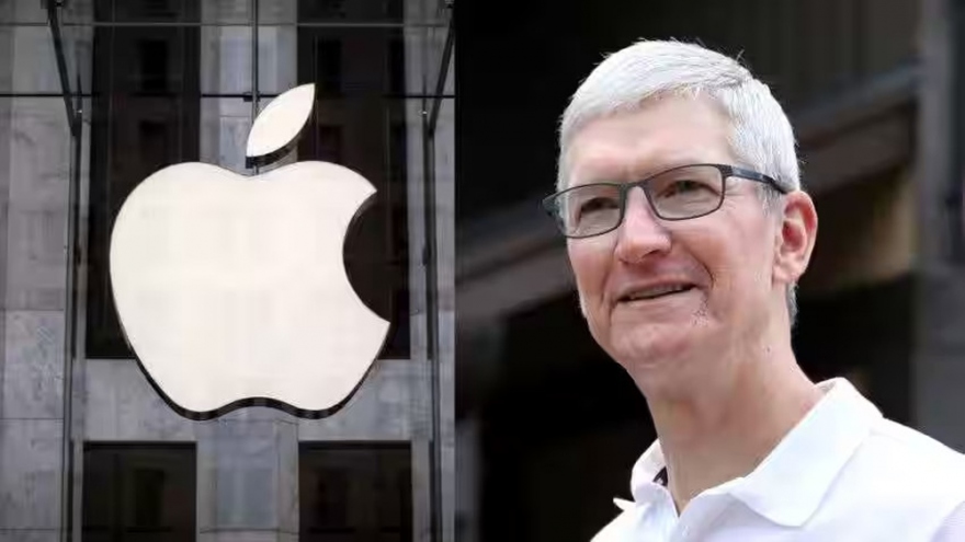 Apple CEO Tim Cook arrives in Vietnam