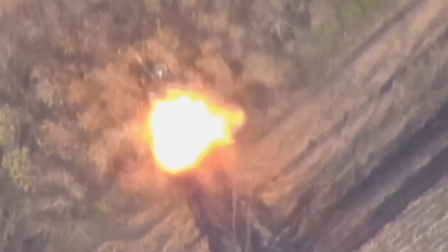 UAV cảm tử Nga Lancet-3 xé nát xe tăng Ukraine trong công sự