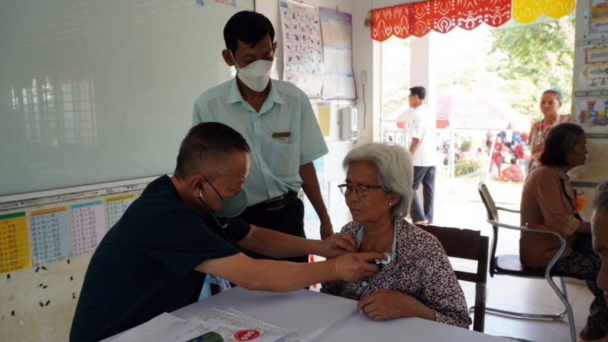 Khám bệnh và phát thuốc cho bà con gốc Việt và người Campuchia khó khăn