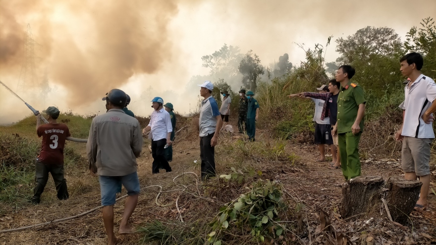 Kiên Giang: Huy động cán bộ, chiến sĩ tham gia chữa cháy rừng tại Hòn Đất