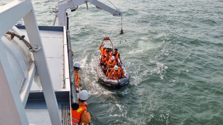 Tàu SUNRINE bị chìm trên cửa biển Ba Lạt, 10 thuyền viên gặp nạn