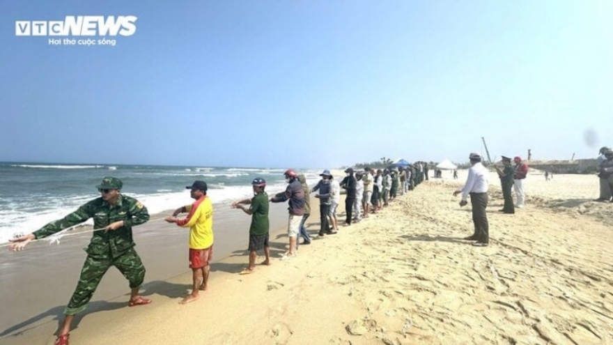 Tạm dừng tìm kiếm anh em sinh đôi mất tích khi tắm biển ở Đà Nẵng