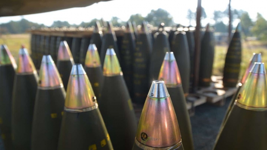 Séc đặt mua 180.000 quả đạn pháo cho Ukraine