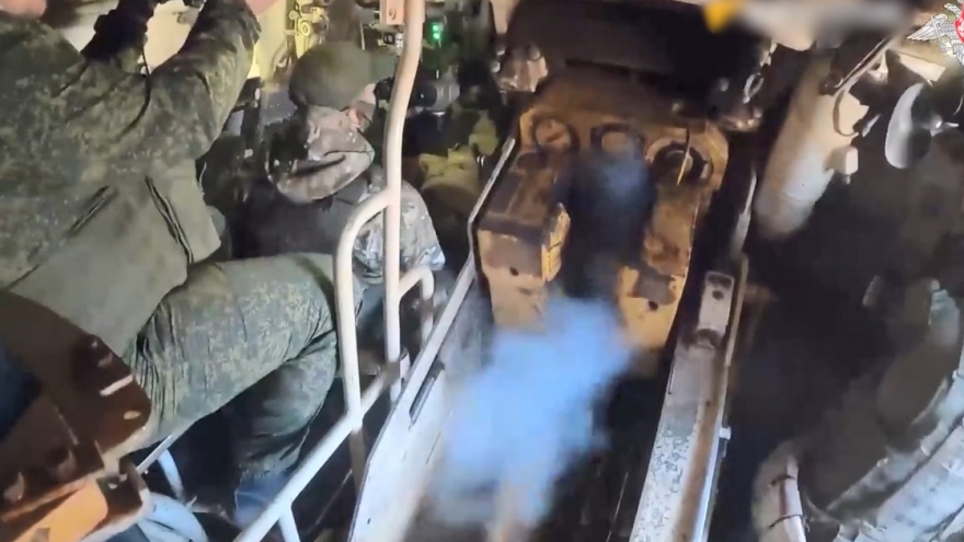Pháo tự hành Nga trút mưa đạn cày tung vị trí quân Ukraine
