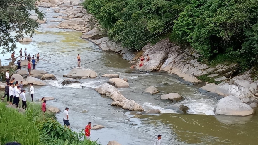 Đi tắm thác ở Yên Bái, một thiếu nữ tử vong do đuối nước