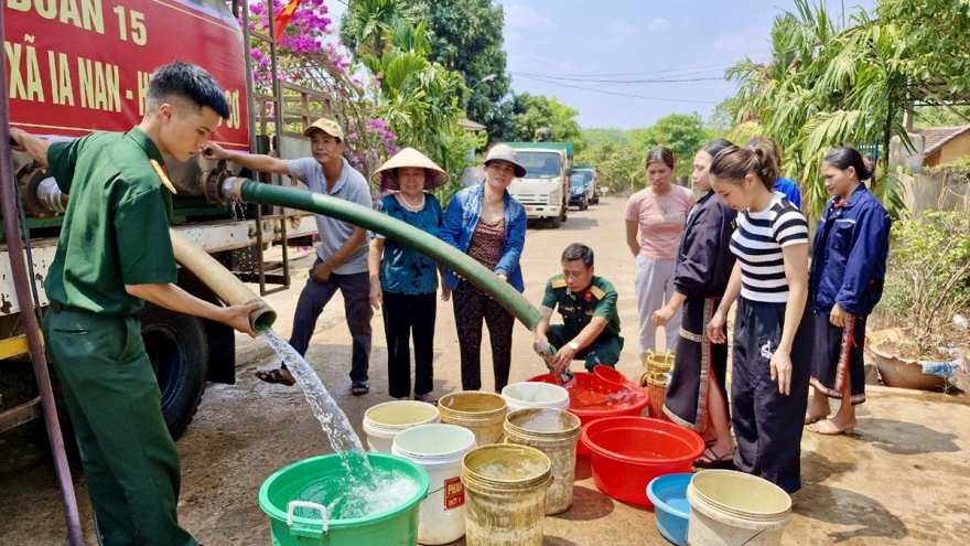 Bộ đội cấp nước cho người dân biên giới ở Gia Lai giữa cao điểm khô hạn