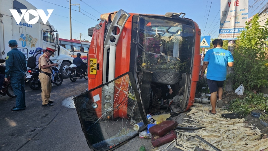 Five workers injured as bus turns turtle on National Highway 1