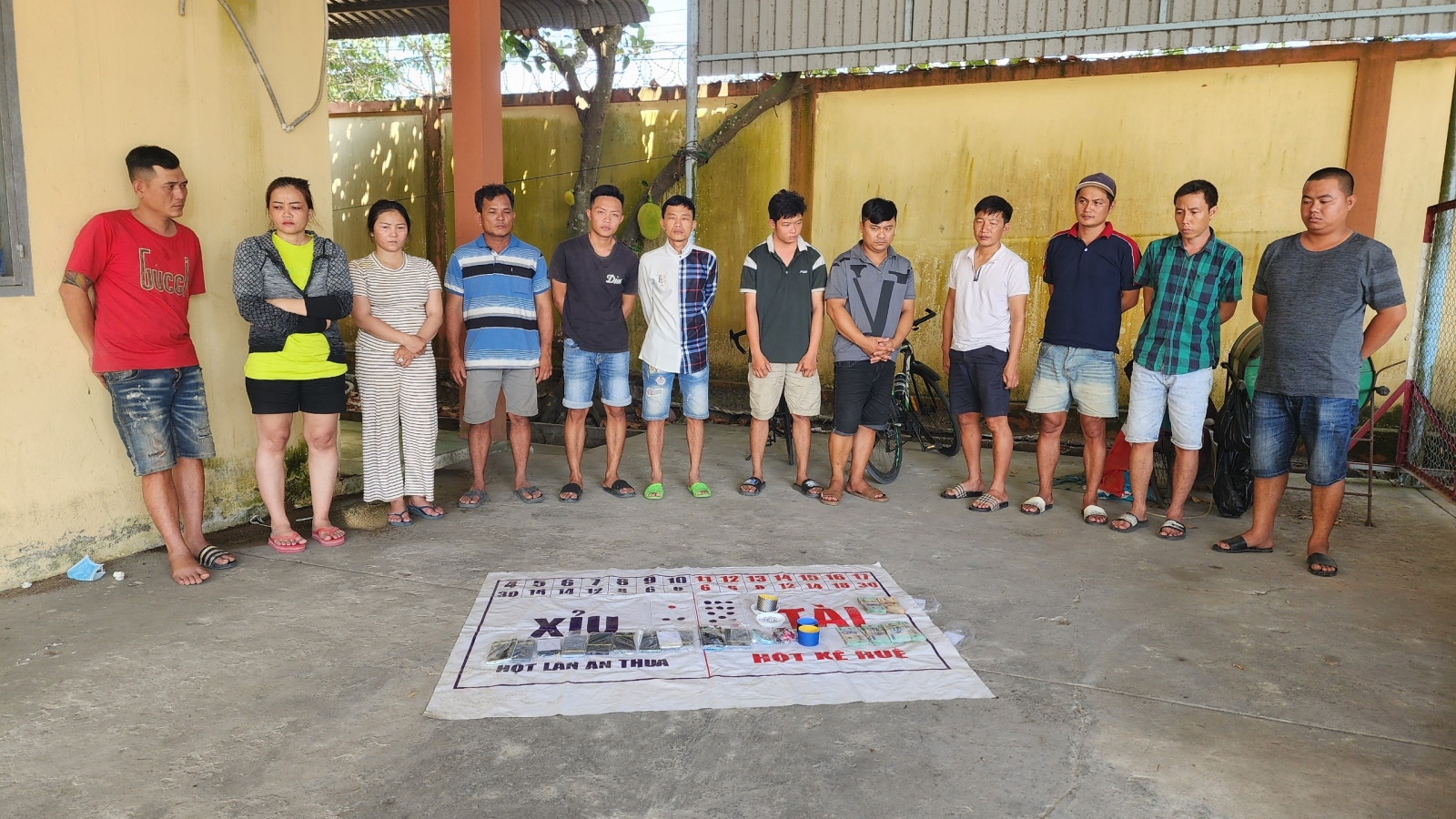 Cử người canh gác để tụ tập đánh bạc