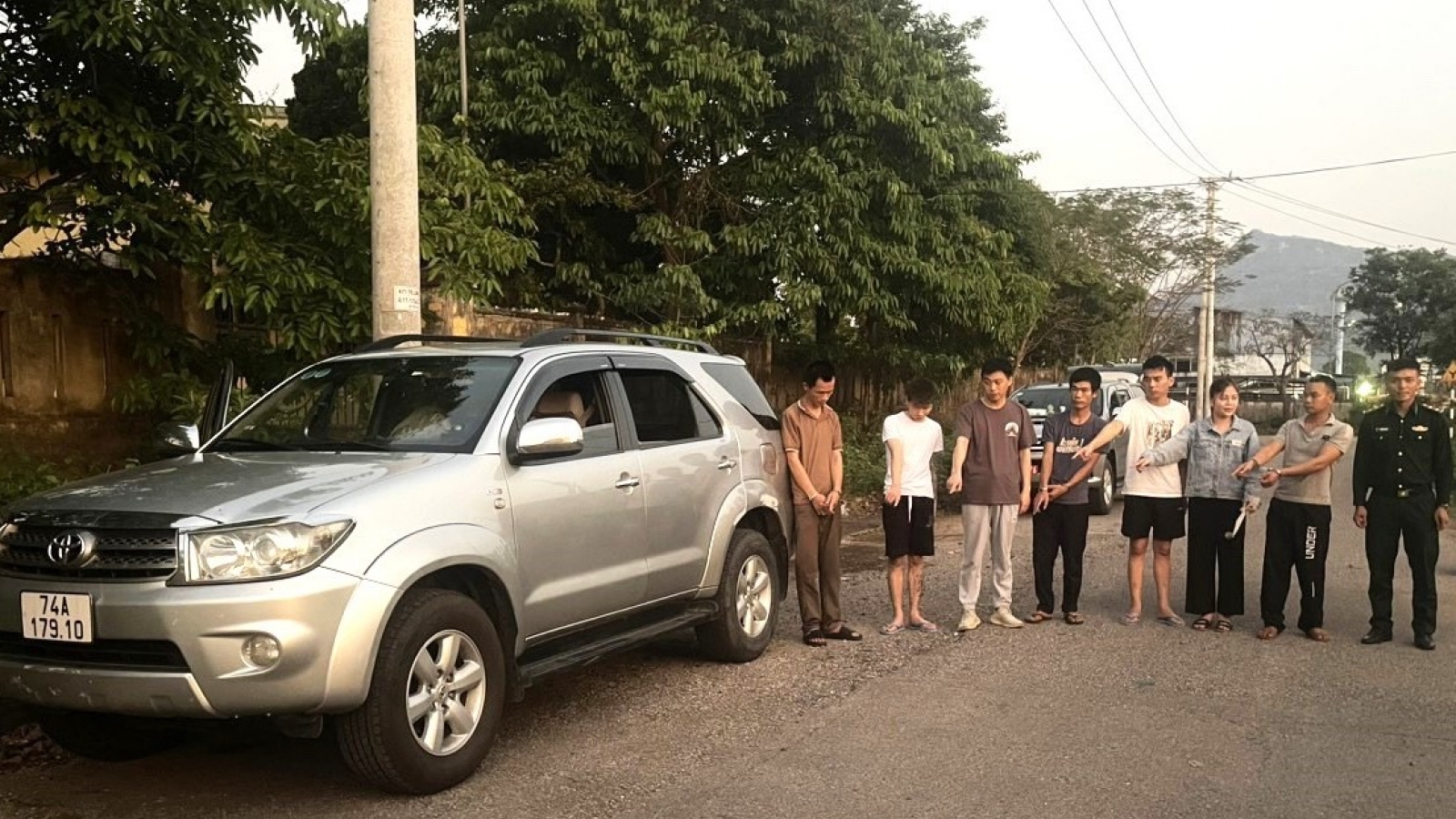 Biên phòng Quảng Trị bắt 4 đối tượng đưa người xuất cảnh trái phép sang Lào