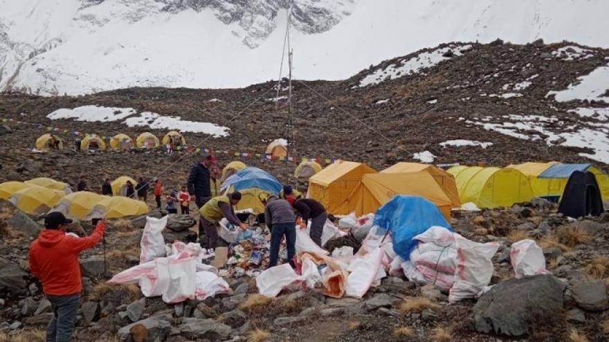 Chất thải của con người đe dọa môi trường đỉnh Everest
