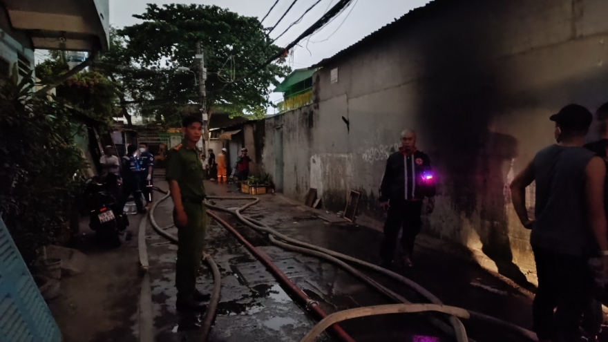 Cháy lớn tại dãy nhà ven kênh ở TP.HCM, nhiều người chưa hết bàng hoàng