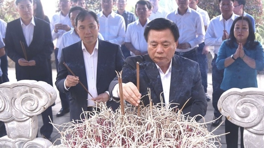 Ông Nguyễn Xuân Thắng dâng hương tưởng niệm cố Tổng Bí thư Trần Phú