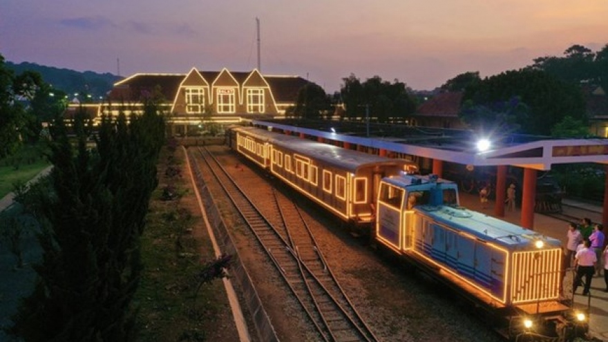 Da Lat night train service offers unique tourist experience