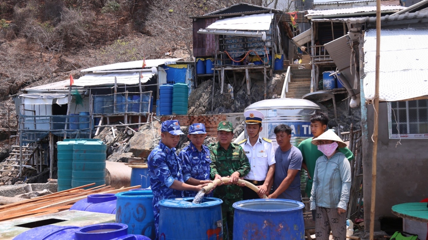 Cảnh sát biển chở hơn 350.000 lít nước ngọt phục vụ đảo Hòn Chuối, Cà Mau