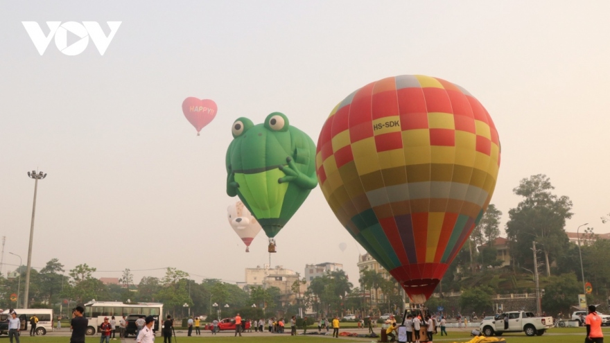 Int’l Hot-air Balloon Festival enthralls thousands of tourists