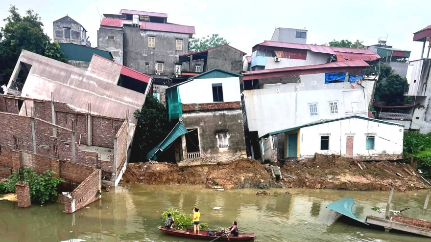 Sạt lở sông Cầu ở Bắc Ninh, thêm nhiều căn nhà bị "nuốt chửng"