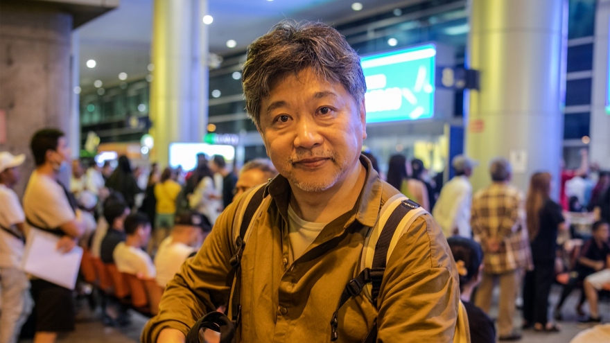 Japanese director Koreeda arrives in Vietnam for international film festival