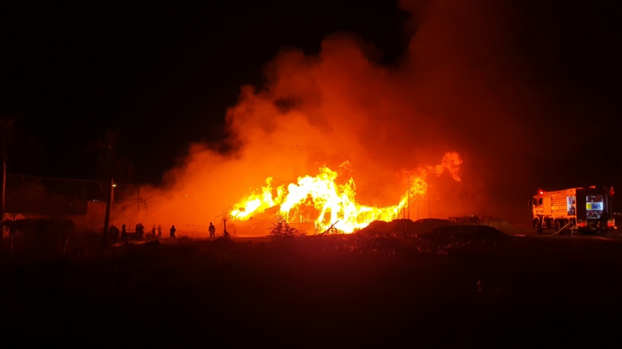 Cháy bãi chứa palet ở Bình Dương, gần 50 lính cứu hỏa nỗ lực dập lửa